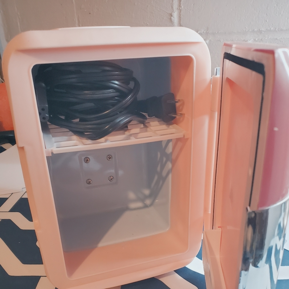 Mini skincare fridge